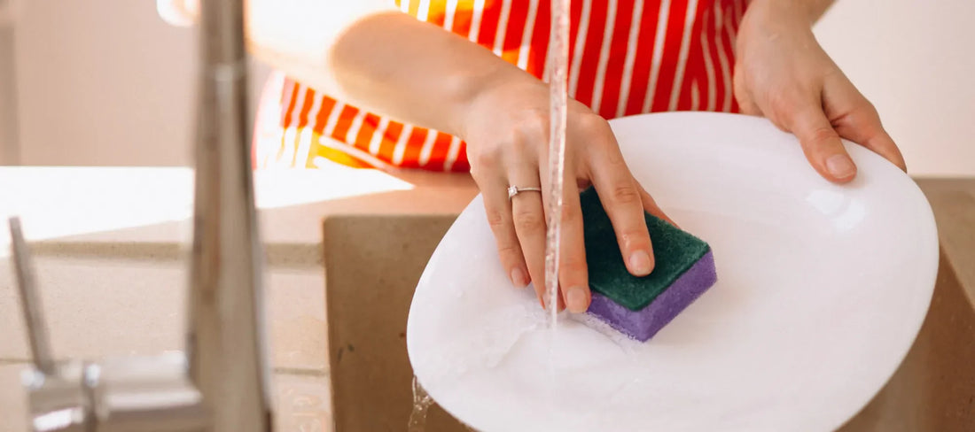 ¿Cada cuánto cambiar esponjas y trapos? La guía para evitar malos olores y bacterias