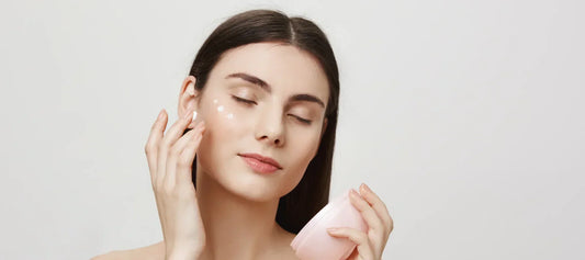 Agua micelar vs. tónico facial: diferencias y cómo usarlos correctamente